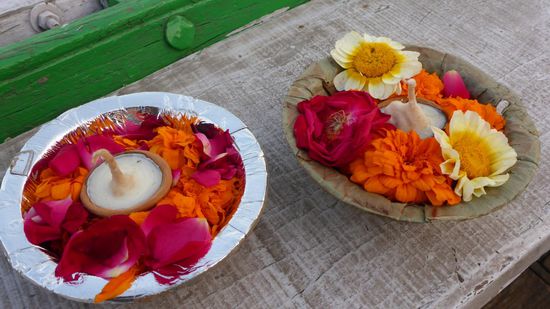 Diese schönen Opferkerzen werden auf dem Ganges zu Wasser gelassen...