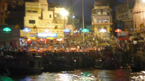 Mit dem leider etwas verschwommenen Bild von der Abendzeremonie ist dieser Bericht nun zu Ende. Bis bald