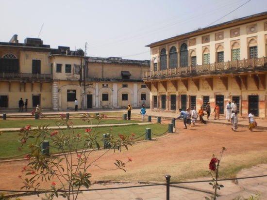 ...im Palast selber leider Fotografierverbot, aber das hätte sich auch nicht gelohnt. Eine fette Staubschicht auf allen Exponaten, hauptsächlich Waffen