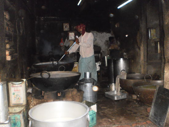 Vorbei an der örtlichen Käserei, hier wird Paneer hergestellt..