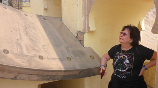 Sie kann es kam glauben, aber die Uhrzeit auf der Sonnenuhr ist bis auf eine Differenz von 10 min. identisch mit der Anzeige auf Mariannes Uhr. Die Differenz kommt daher, das unsere Uhren die offizielle Zeit anzeigen, die Sonnenuhr aber "nur" die Ortszeit anzeigen kann.