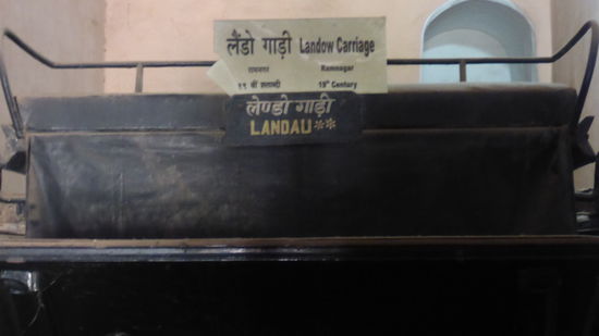 Falls jemand einen Landauer vermisst, er steht in Varanasi 