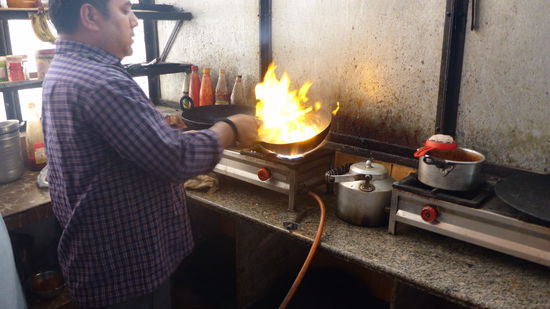 Der kleine Feuerteufel Raju zeigt, was er kann...