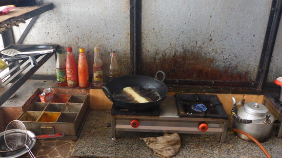 Da schwimmt die gefüllte Rolle schon im Öl..