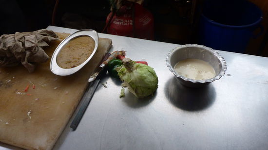 In der Schüssel rechts der Teig (ein sehr flüssiger Teig) aus zwei Mehlsorten,...