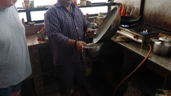 ..der im heissen Wok hauchdünn eingefüllt wird und dann...