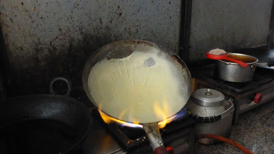 über der Flamme fertig gemacht wird