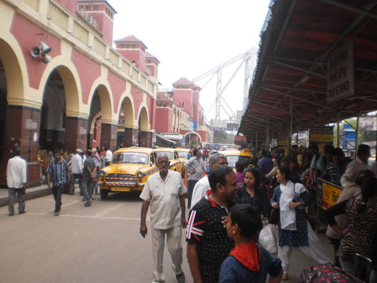 Ankunft am Bahnhof und erstmal in die Schlange am prepaid taxi stand anstellen. Die linke Reihe sind keine prepaids, das sind die, die auf schnelle weise die schnelle Rupie machen wollen