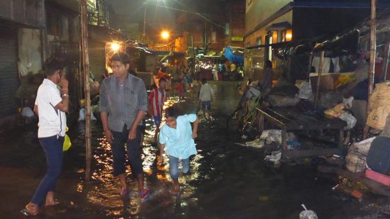 ...manchen Straßen sind so voller Wasser, dass man nicht durchlauifen kann.