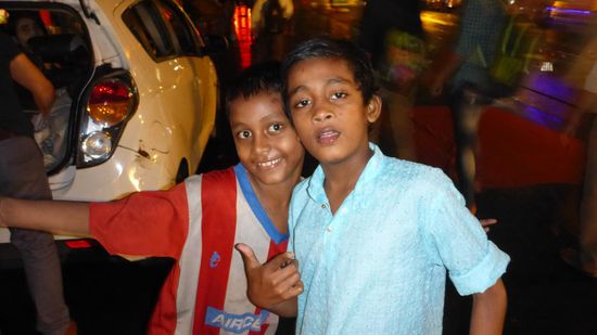 ... und mit dem Kumpel verlangen sie "only one picture, Sir." Kriegen sie