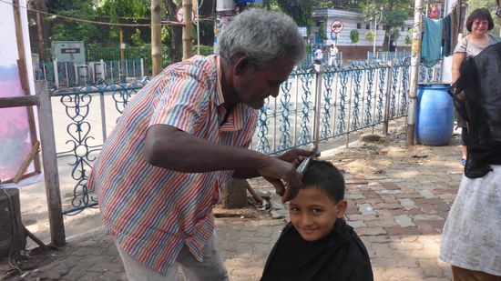 Straßenfrisör bei der Arbeit.