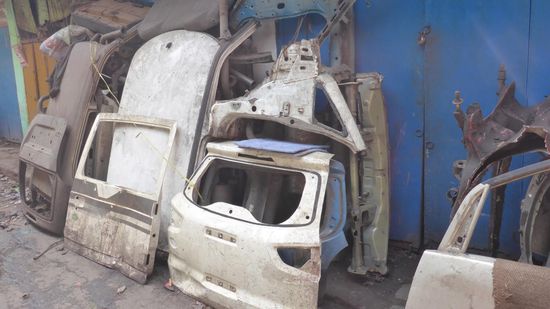 Wir landen mitten im Autoteleviertel....