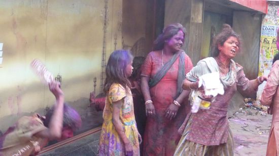 Das ist Holi in Indien, das hat nichts mit den sog. Farbenfesten bei uns zu tun...