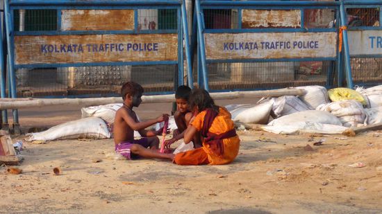 ..auch vor dem Tempel Holi