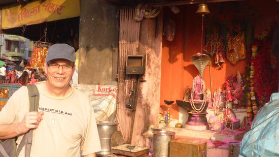 .. und Paul stellt sich vor den Schlangentempel