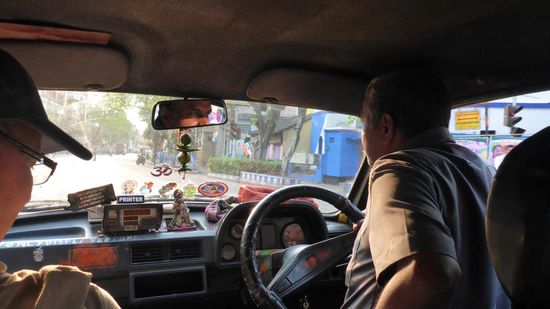 Dann zum Sonnenuntergang an den Hooghly