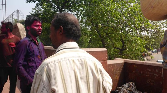 Und immer noch Holi-Opfer unterwegs.