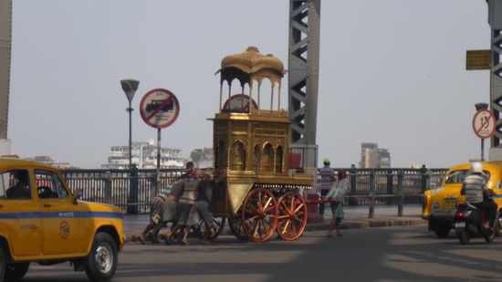Auch Tempelwagen sind auf der Brücke unterwegs