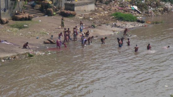 .. wenn man genau hinschaut, sieht man die Färbung des Wassers von der abgewaschenen Farbe
