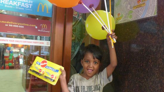 Und der Kleine hat sich sehr über den Sinalco-Truck gefreut...
Das war es aus Kolkata, demnächst mehr aus Goa.....