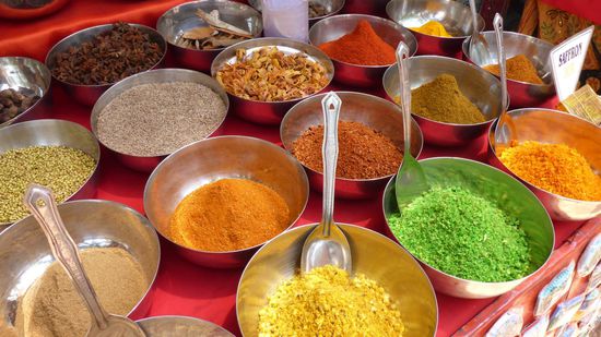 Über den Straßenmarkt vorbei an bunten Gewürzständen zurück