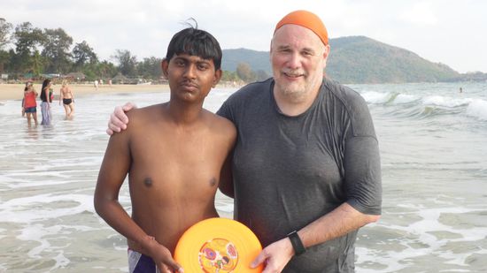 Frisbeekönig Manthan und der Pirat mit der orangenen Kappe....