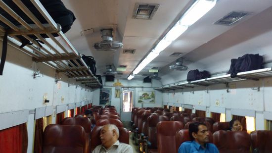 In diesem "Kühlwagen" der indischen Bahn. Wer bis jetzt noch nicht krank ist, wird es..... bei ca. 17-18°, die Gnadenlos ins Abteil geblasen wird. Das ist zum Glück die letzte Zugfahrt, diesesmal hat die indische Bahn mich echt herausgefordert....