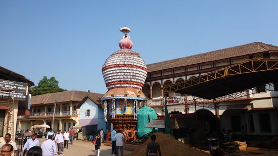 Ein erstes Bild aus Udupi... Dieser Tempelwagen (und ein paar kleinere) werden von den Männern um die Tempel gezogen, manchmal mit Hilfe von Elefanten. Hoffentlich haben wir Glück, und sehen auch mal so eine Prozession. Dazu mehr im nächsten Bericht