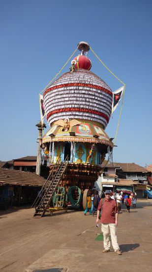 ..das ist wohl der größte Tempelwagen, der wird üblicherweise um dieses Tempelviertel gezogen, obendrin ein Priester..