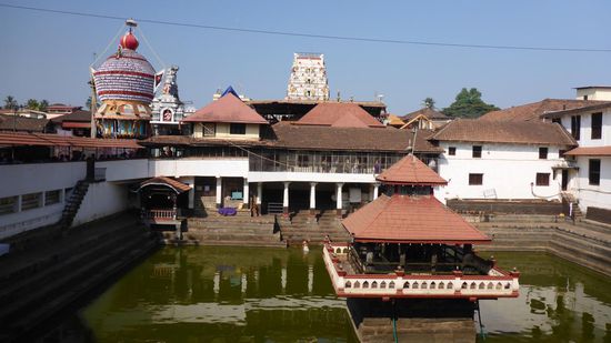Ein Blick zum Shri Krishna Tempel , dieses Becken gehört dazu, auf der rechten Seite ein dazugehöriges Kloster