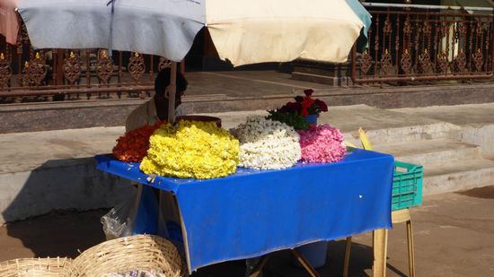 An jeder Ecke kann man Blumen für den Tempel kaufen