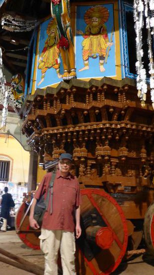 Hier Paul vor dem "kleineren" der drei Tempelwagen...