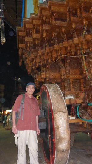 .. und hier vor dem größten, allein das Rad ist so hoch wie Paul!