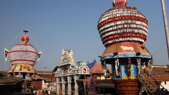In der Mitte der Eingang zum Shri-Krishna Tempel