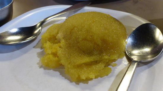 .. und ein Pineapple Sheera, das ist ein süßer, warmer Annanas-Gries mit Rosinen drin, echt lecker 