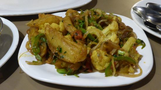 Da es diesmal leider keinen Tempelumzug gegeben hat, endet die Berrichterstattung aus Udupi mit dem Abendessen im Woodlands, Aloo Gobi und...