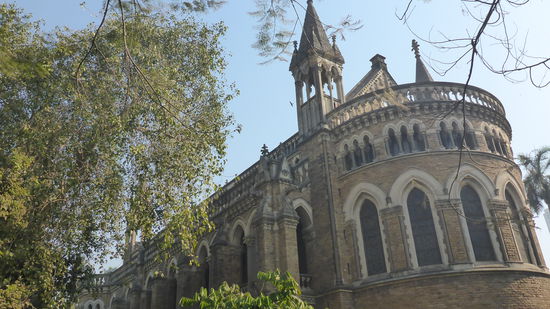 Das gehört zur Uni Mumbai, schöne alte Bauten.