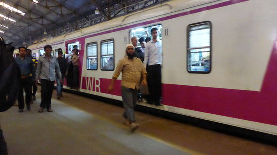 Zwischen diesen ganzen Massen aus den Vorort-Zügen sind auch die Dabbawallahs mit ihren Taschen und unzähligen Beuteln versteckt..