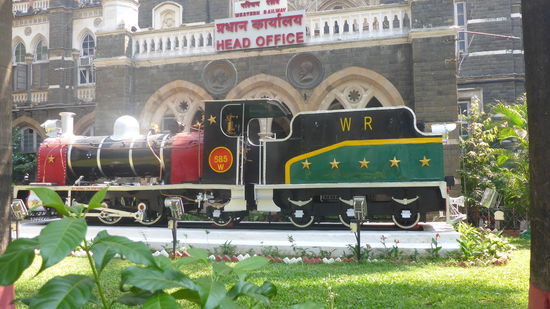 Unmittelbar dahinter die Zentrale der Western Railway