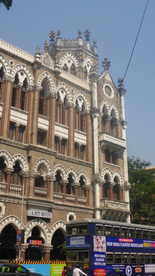 Vorbei an alten sehr schönen Gebäuden