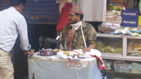 Der hat seinen Arbeitsplatz nach draussen verlegt....