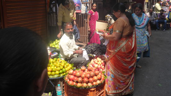 Obststände zwischen den anderen Ständen.