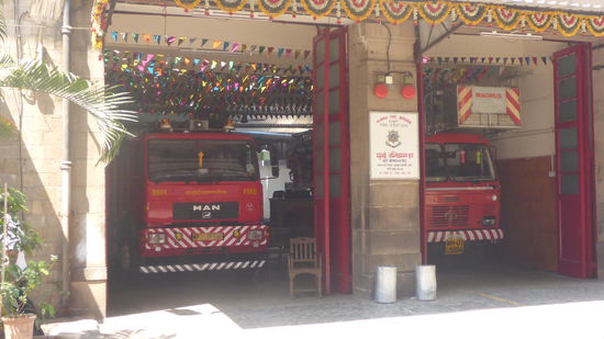 Und die Feuerwehr hat ein schön geschmücktes Gerätehaus