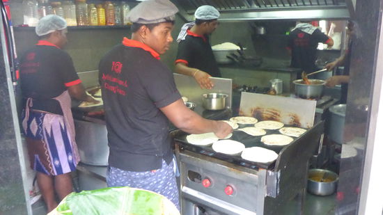 Die Küchen sind so offen, dass man von hinten reinschauen kann, sieht sehr lecker aus.