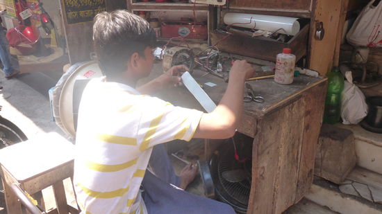 Den Beruf wird es bei uns nicht mehr geben, der Kollege (ja, ein Kollege Elektriker!) wickelt gerade einen uralten Motor neu. RESPEKT!!!