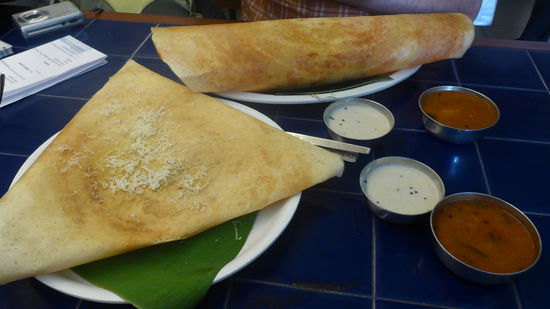 Mittagessen (für 2!) Masala Dosa und Chees Masala Dosa, sehr lecker und da ausserhalb Colabas auch recht preiswert (incl. 4 Cola ca.4 Euro)