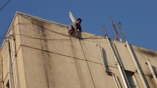 Mal gut, dass den noch einer an der linken Hand festhält....