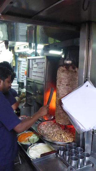 Da das Hotel beim Abendessen genau so flexibel ist wie beim Frühstück (Bestellungen werden erst ab 20:00 Uhr aufgenommen!), sind wir kurzentschlossen zu einem "Street-Food-Döner" um die Ecke gegangen und haben auf der Straße köstlich gespeist. Hat das Hotel eben auch wieder nichts dazuverdient 
