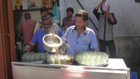 ... und dahinter einen Chai-Stand, erstmal einen Chai.....