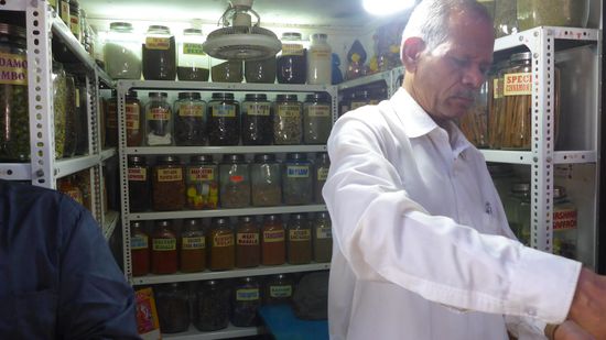 ... und das ist unser Spice-Dealer, mit dem wir nach ausgiebigen Verha ndlungen ins Geschäft kommen..